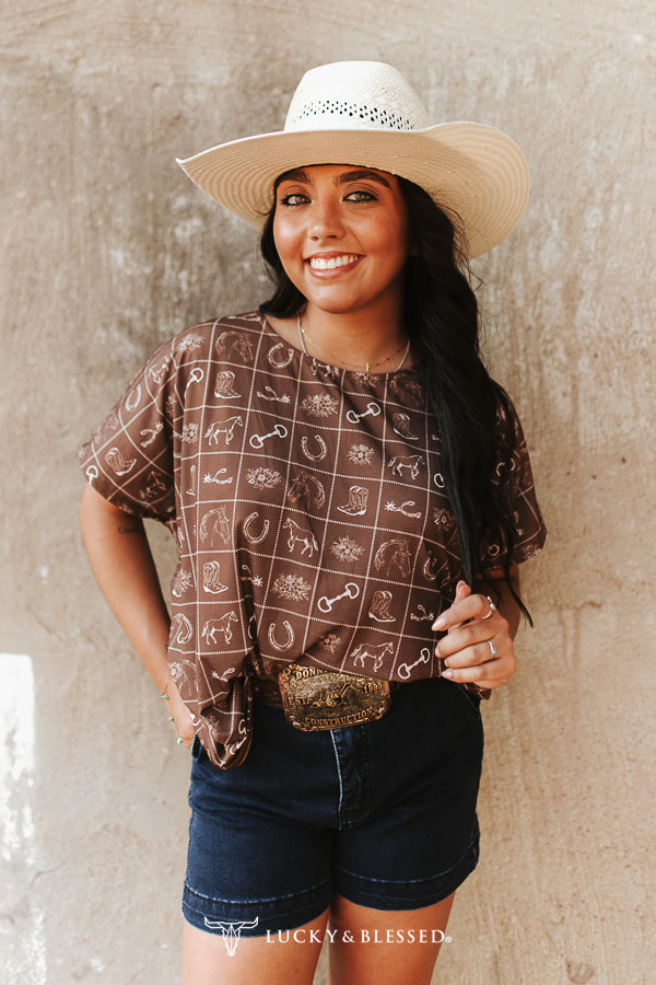 Lucky & Blessed Bruine Top met Westernprint en Vleermuismouwen