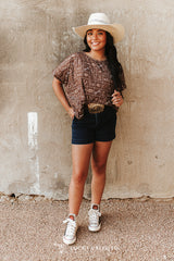 Lucky & Blessed Bruine Top met Westernprint en Vleermuismouwen