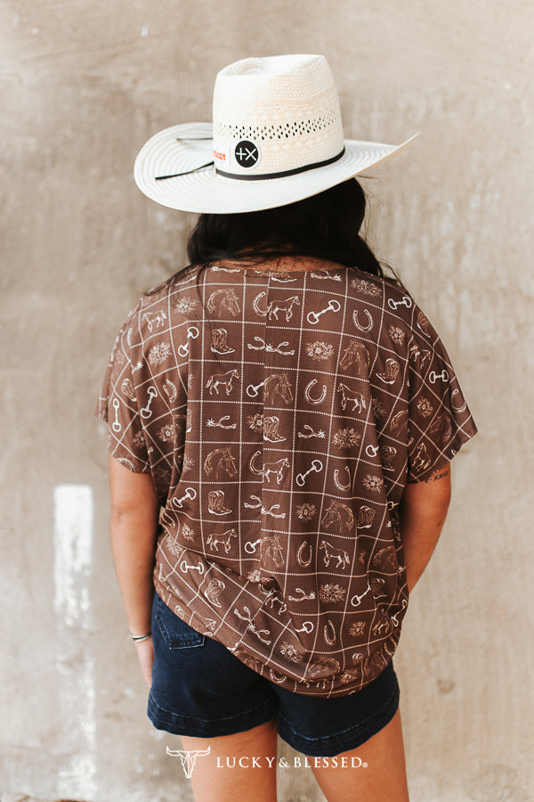 Lucky & Blessed Bruine Top met Westernprint en Vleermuismouwen