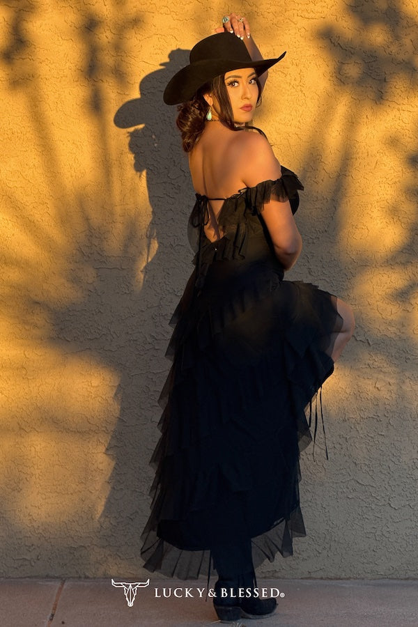 Lucky & Blessed Schwarzes schulterfreies Rüschenkleid mit asymmetrischem Rückenausschnitt und Mesh-Futter