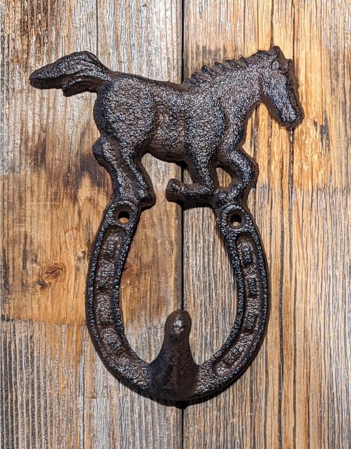 Pferd mit Hufeisenhaken