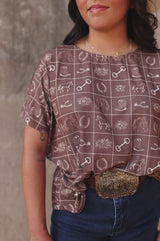 Lucky & Blessed Bruine Top met Westernprint en Vleermuismouwen